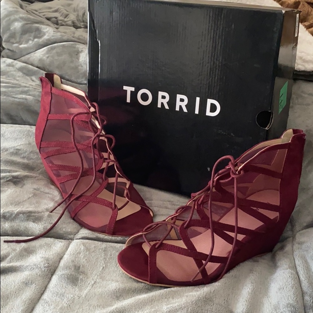 Women’s Sz9W Torrid Wine tie up wedges